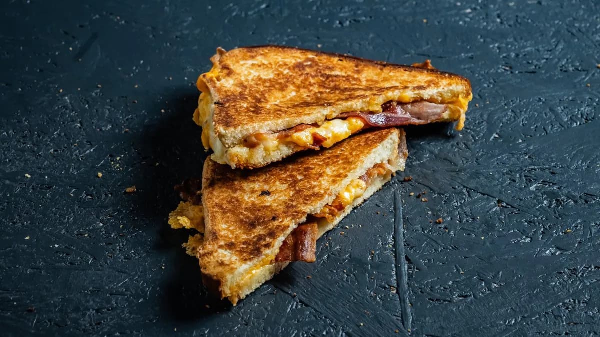 GRILLED CHEESE & BACON SANDWICH