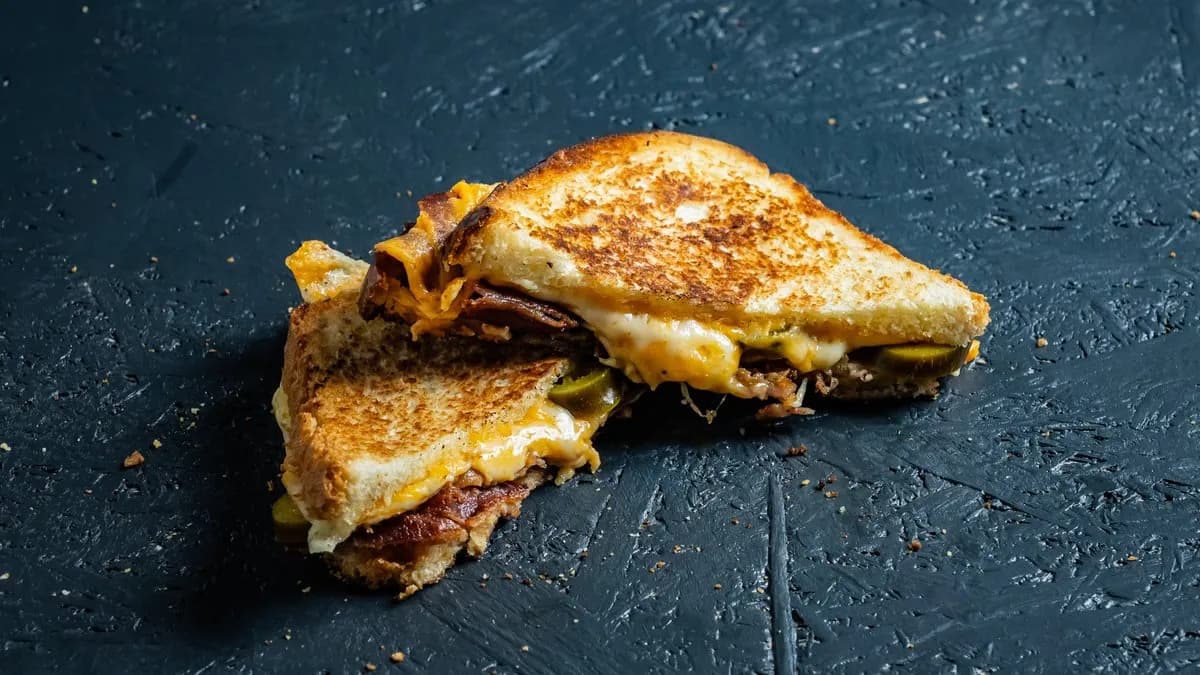 GRILLED CHEESE – BACON & JALAPENO SANDWICH