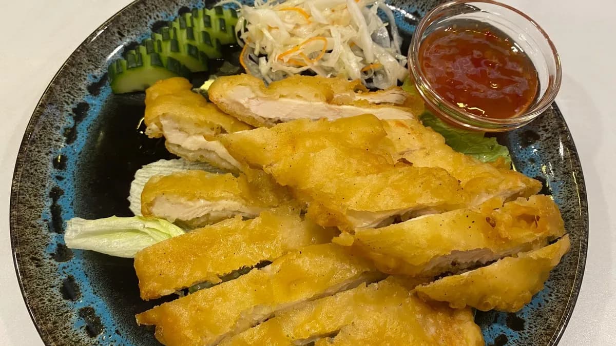 F6 Crispy chicken with noodles