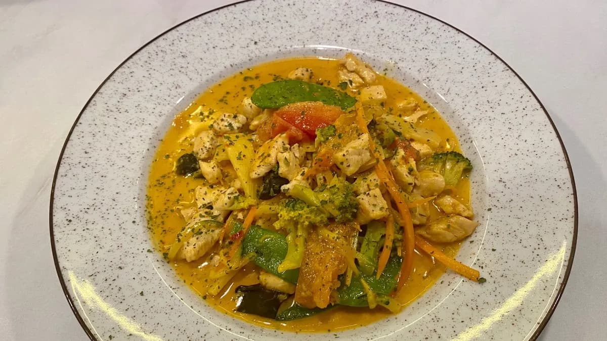 H17 BALI thai chicken with noodles