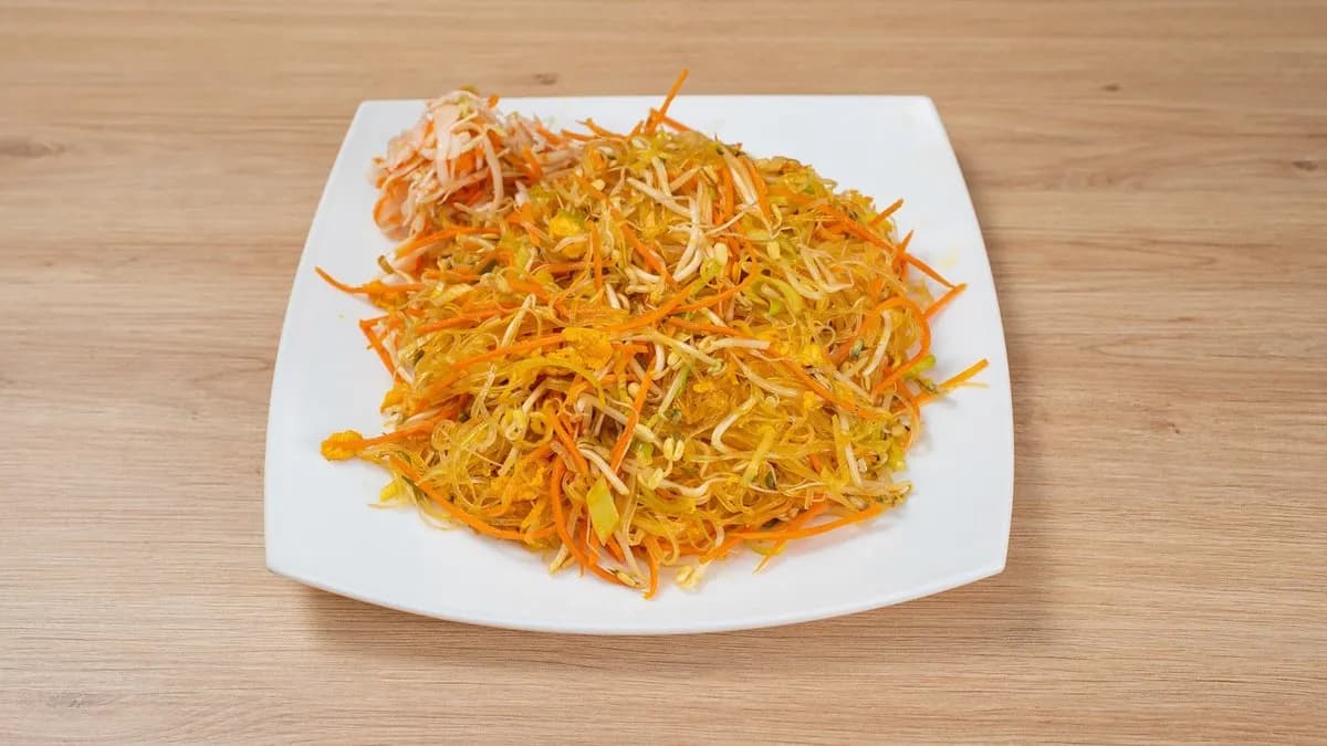 Pirított üvegtészta zöldséggel