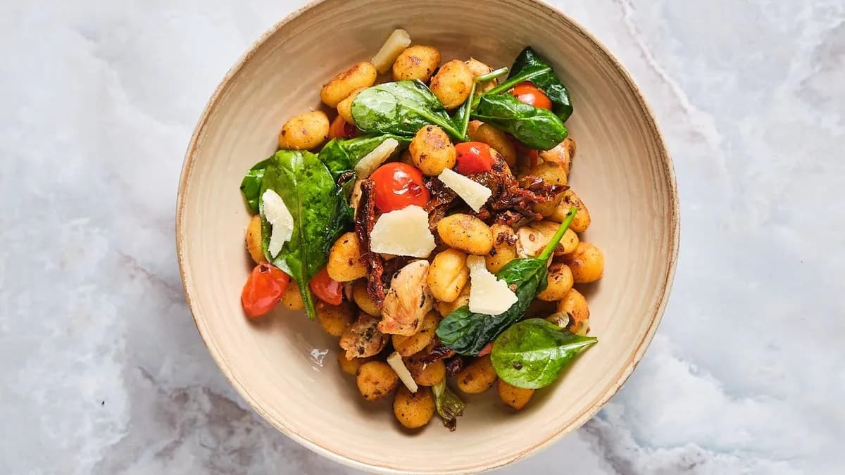 Pirított gnocchi zöldségekkel & fűszeres csirkemell kockákkal