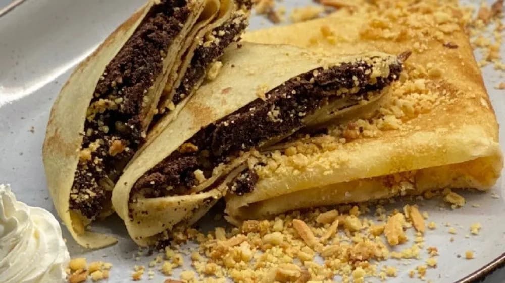 Brownie-val töltött palacsinta