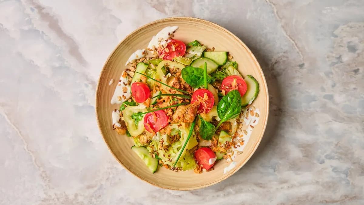 Magvas csirkesaláta sült hagymával