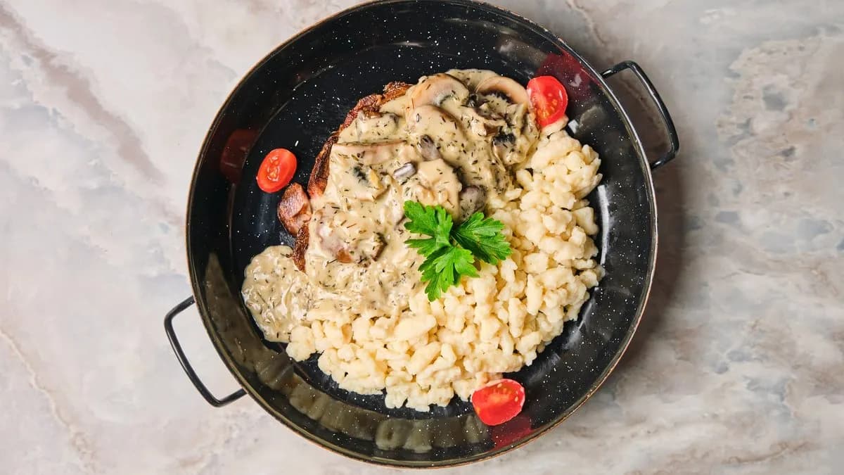 Konfitált tarja steak erdei gombamártással & gnocchival