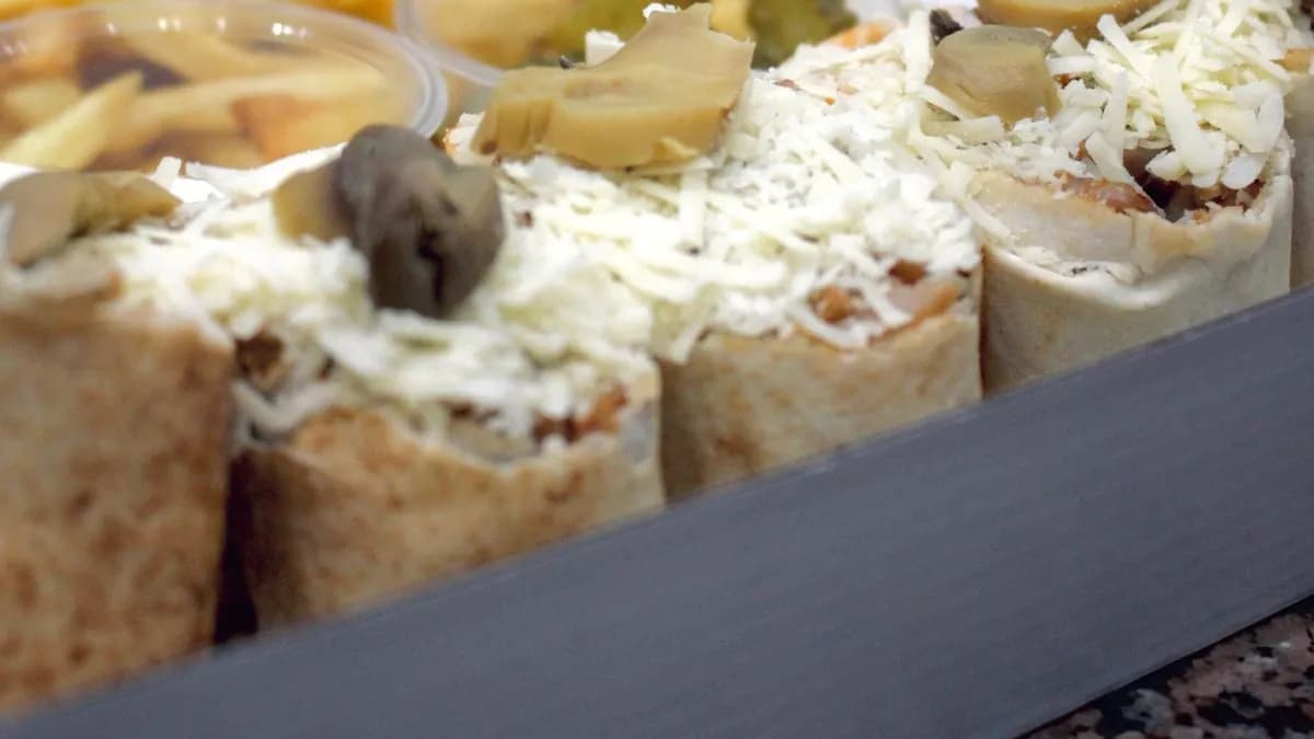 Csirke shawarma szendvics gombával és sajt