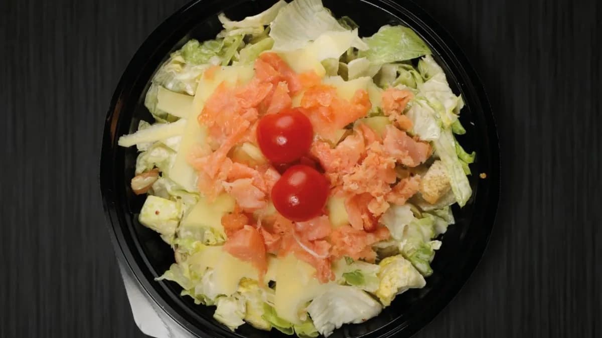 Caesar saláta füstölt lazac darabokkal