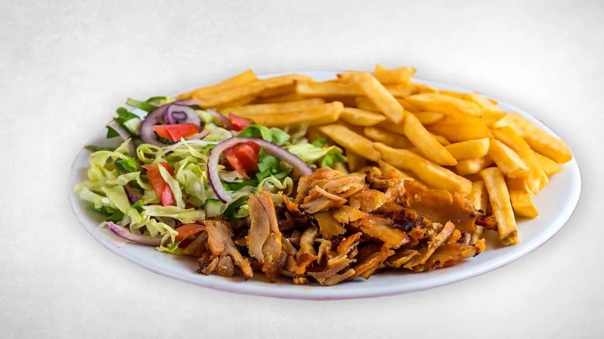 Csirkehúsos kebab tál