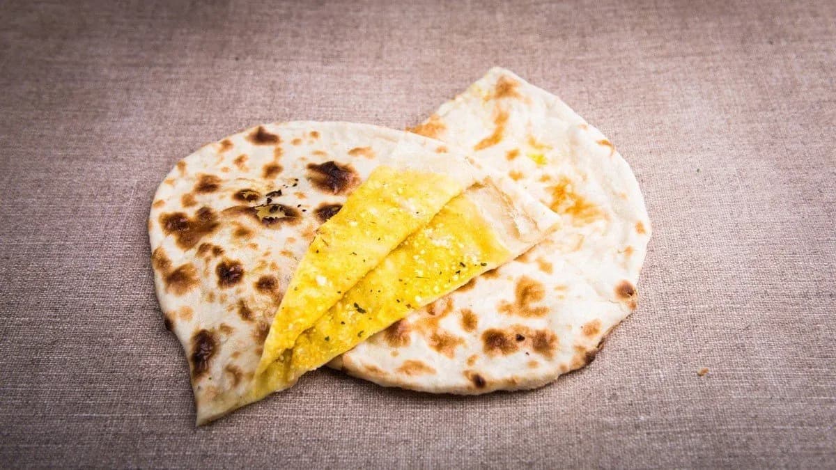 Paneer sajtos, fokhagymás naan kenyér