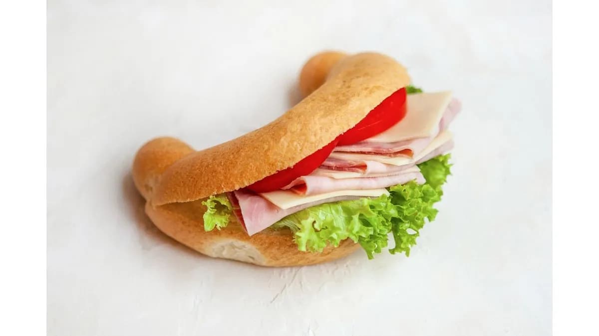 Sonkás sajtos kifli szendvics