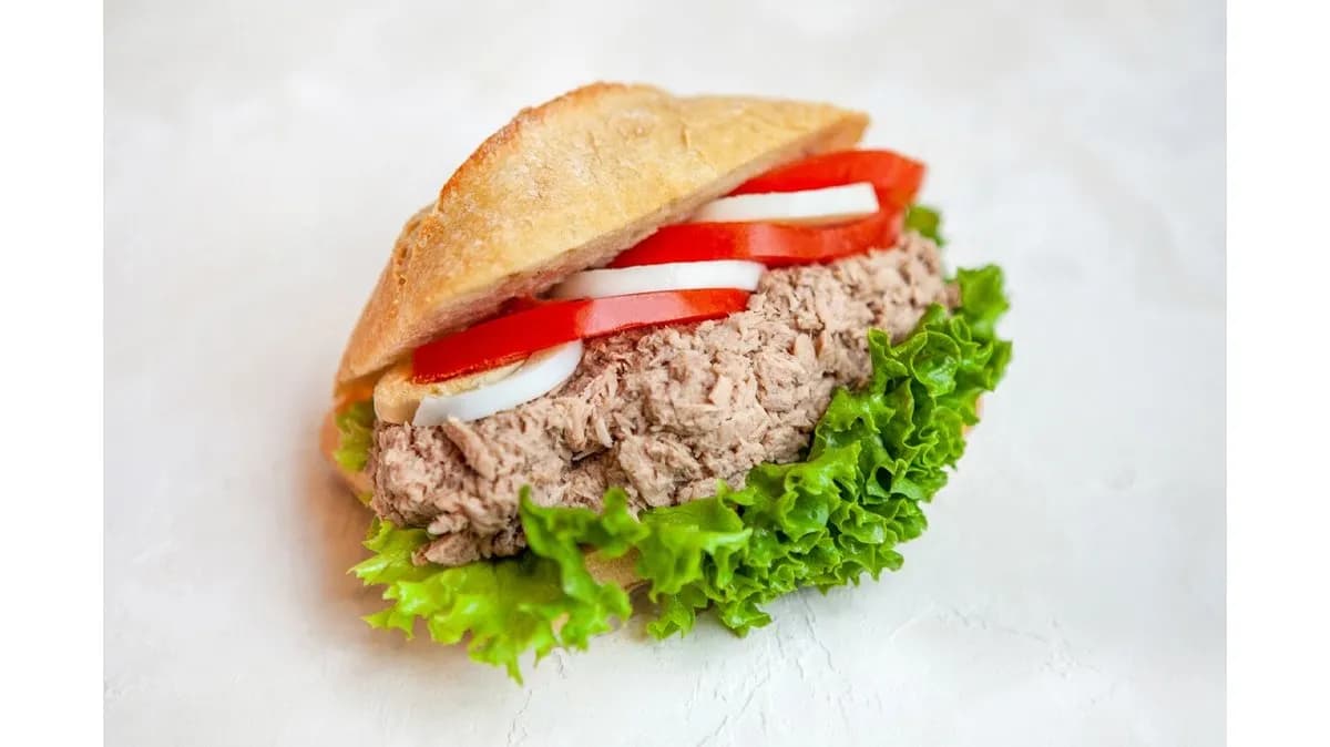 Tonhalkrémes kovászos szendvics