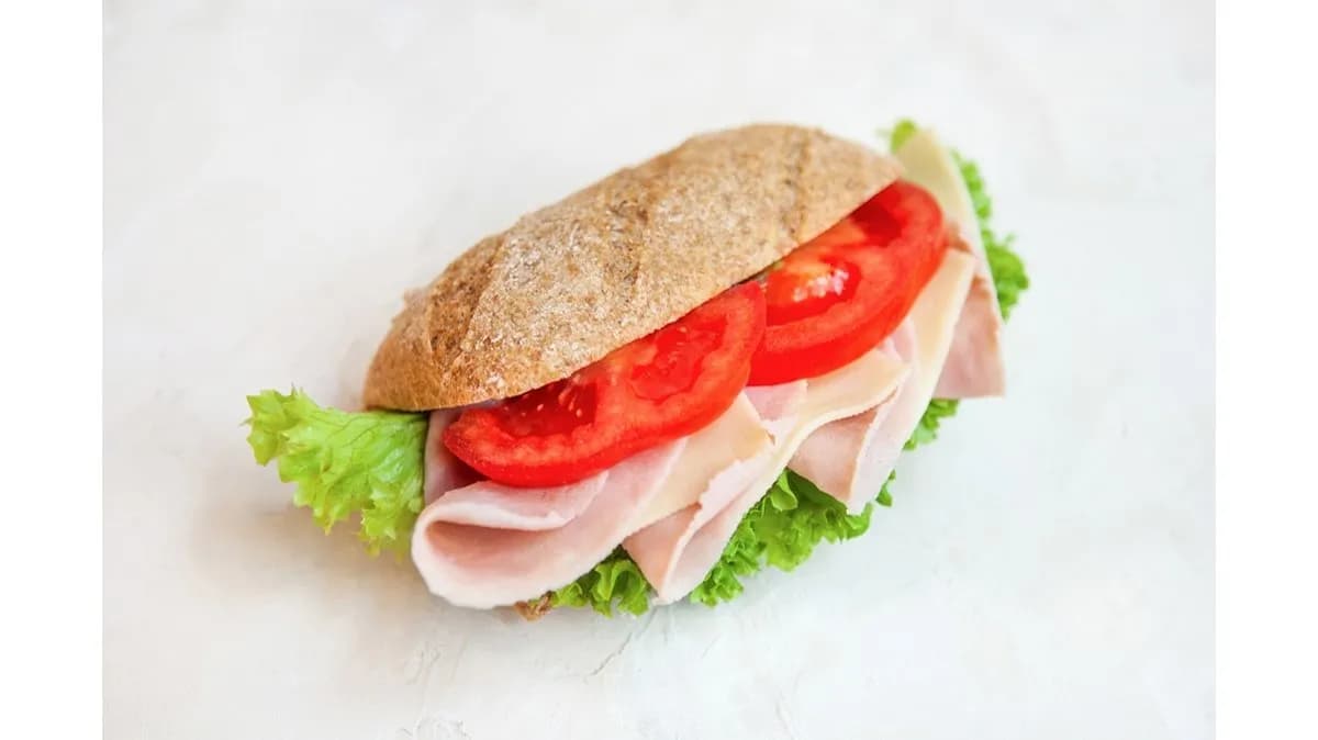 Sonkás sajtos teljes kiőrlésű szendvics