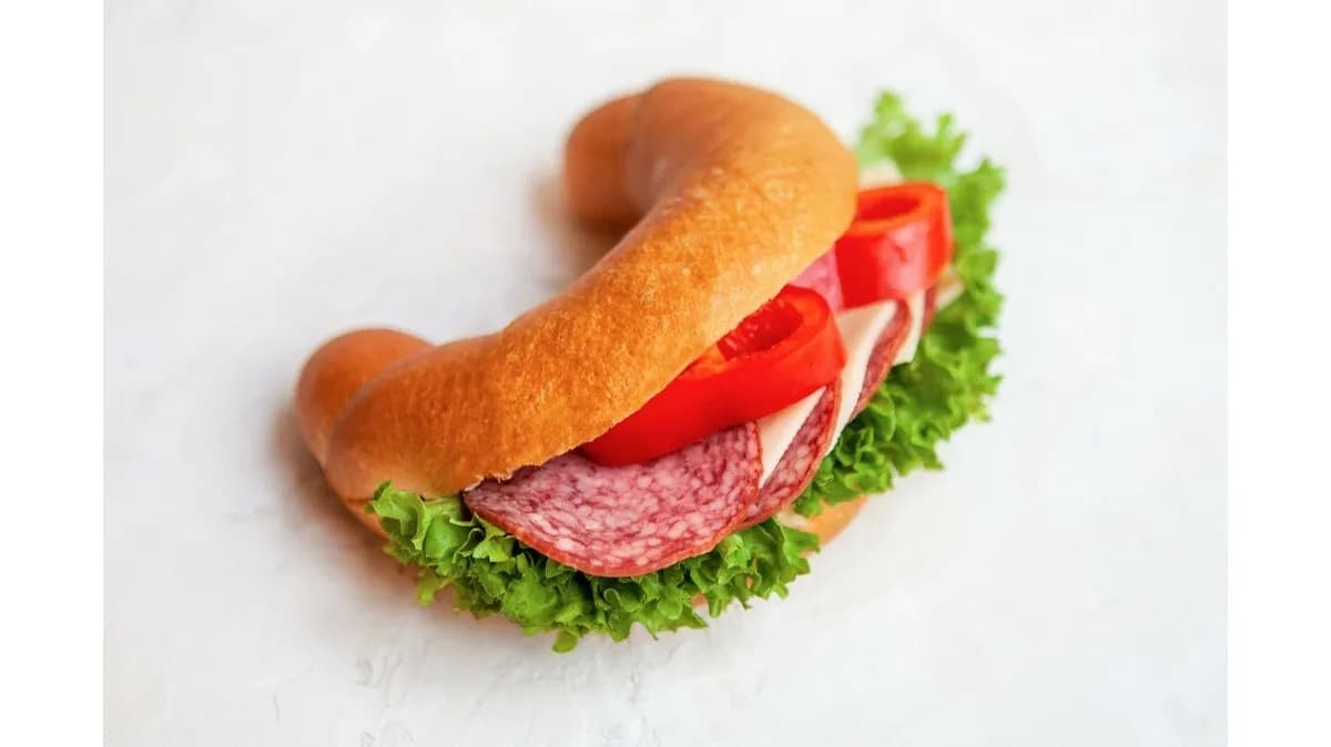 Szalámis sajtos kifli szendvics