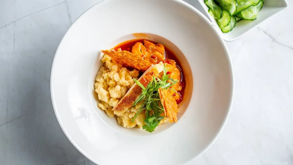 Csirkepörkölt nokedlivel, uborkasalátával