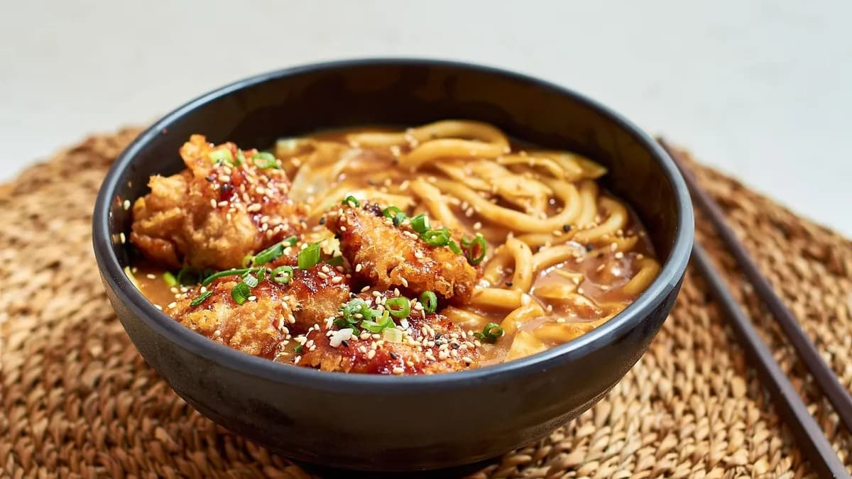 Currys udon csirkével