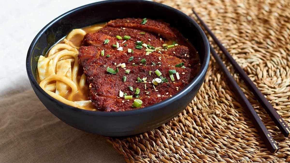 Currys Udon sertéssel