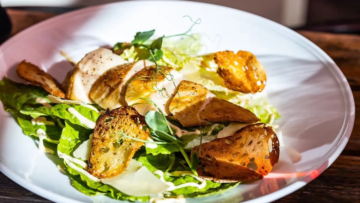 Római saláta, cézár öntet,  csirke