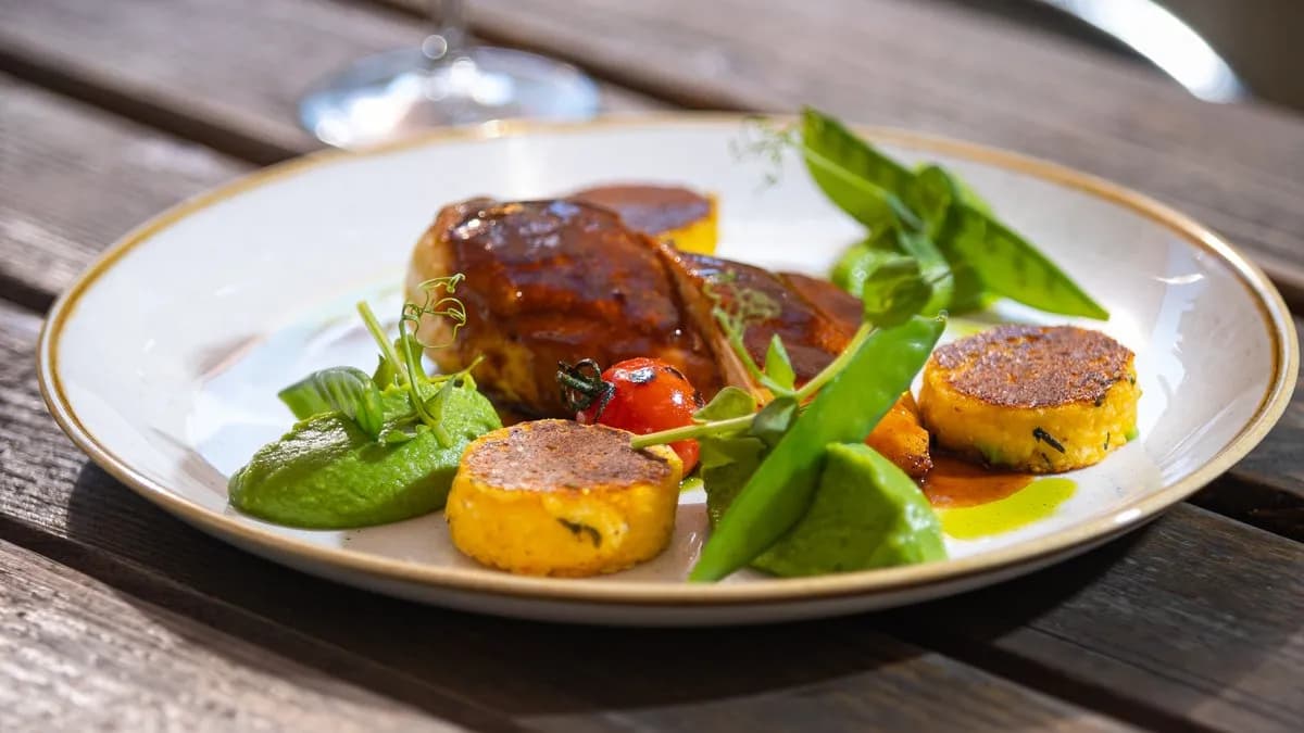 Feketeerdei sonkában sült jércemell parmezános zöldspárga krémmel,