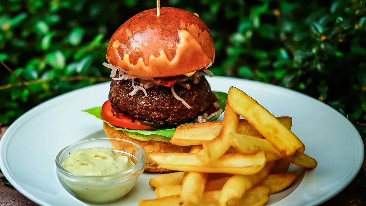 Apacuka burger speciál menü marhahús pogácsával