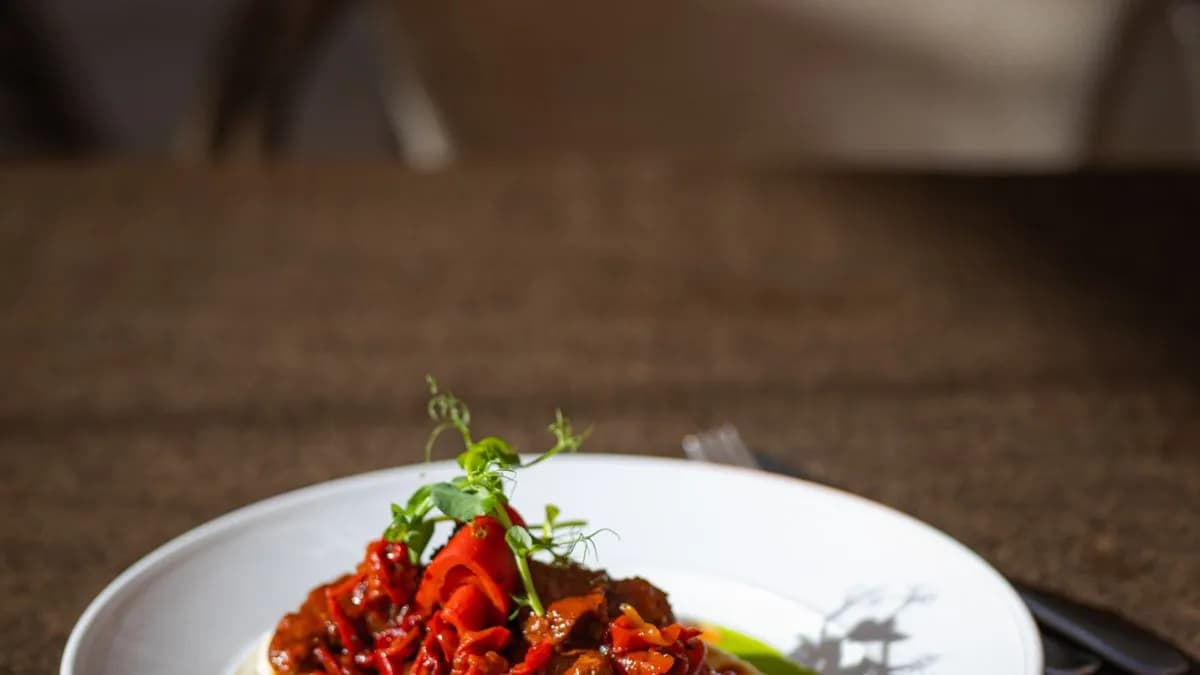 Marhapofa pörkölt juhtúrós sztrapacskával,