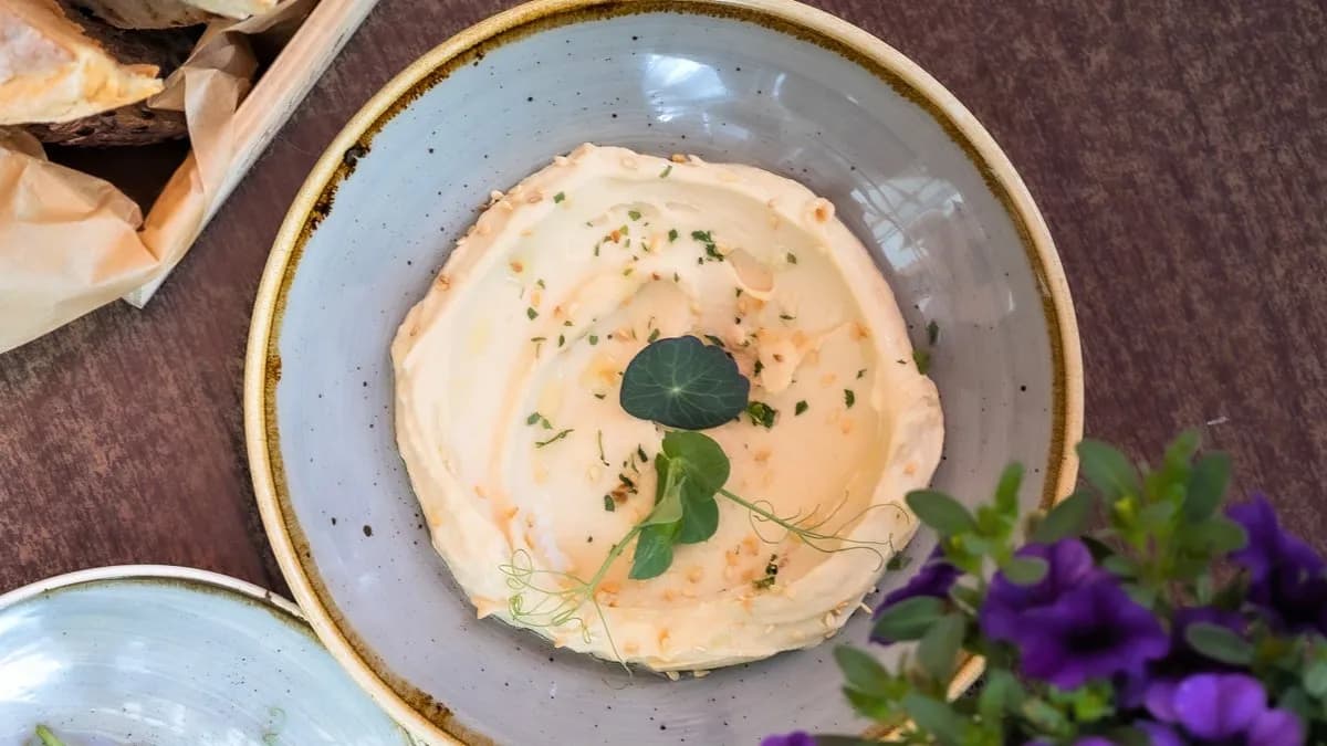 Hummusz, szezámmag, friss pita