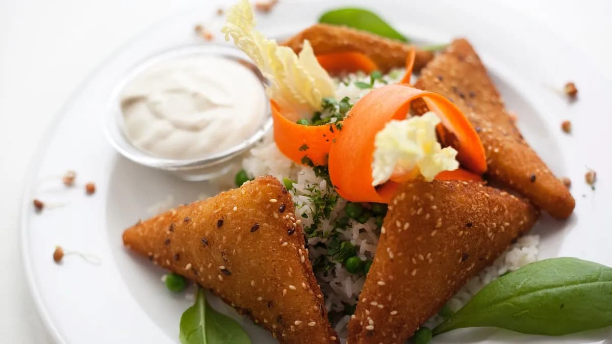 Rántott növényi sajt tál hasábburgonyával