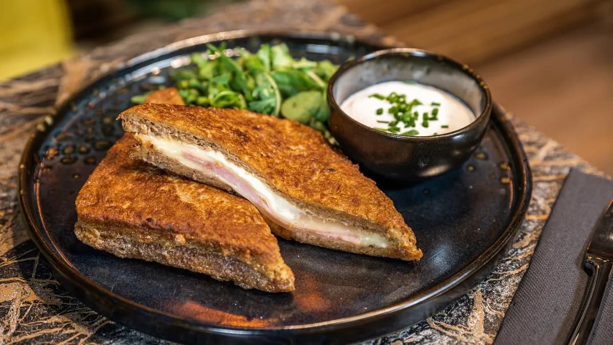 Töltött bundáskenyér, fokhagymás-tejfölös mártogatóssal