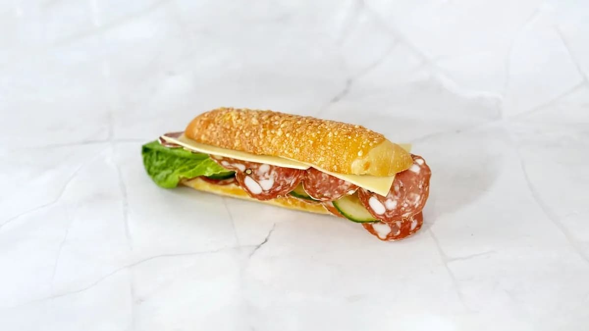 Olasz szalámis kifli szendvics