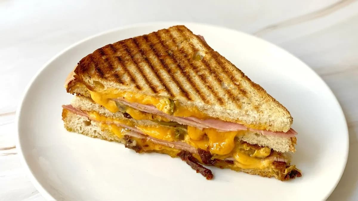 Sonkás, szárított paradicsomos melegszendvics