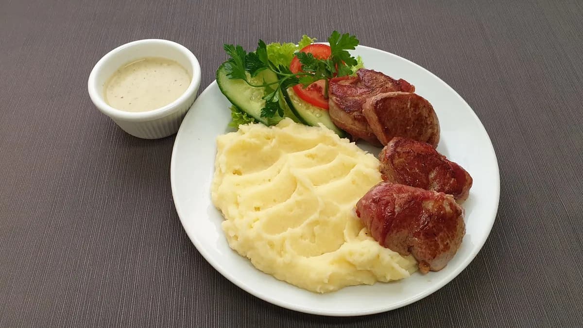 Grillezett baconbe göngyölt szűzpecsenye zöldbors mártással és burgonyapürével