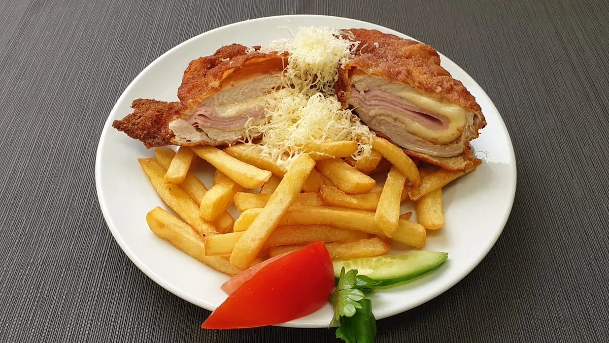 Cordon Bleu csirkemellből hasábburgonyával