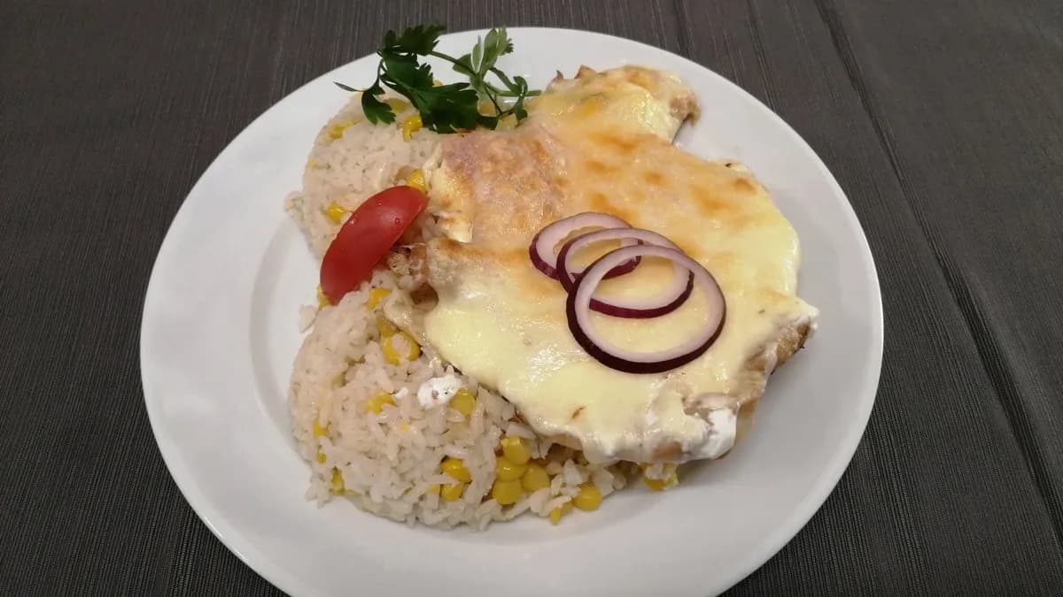 Roston sült csirkemell sonkával, tejföllel, sajttal és kukoricás rizzsel