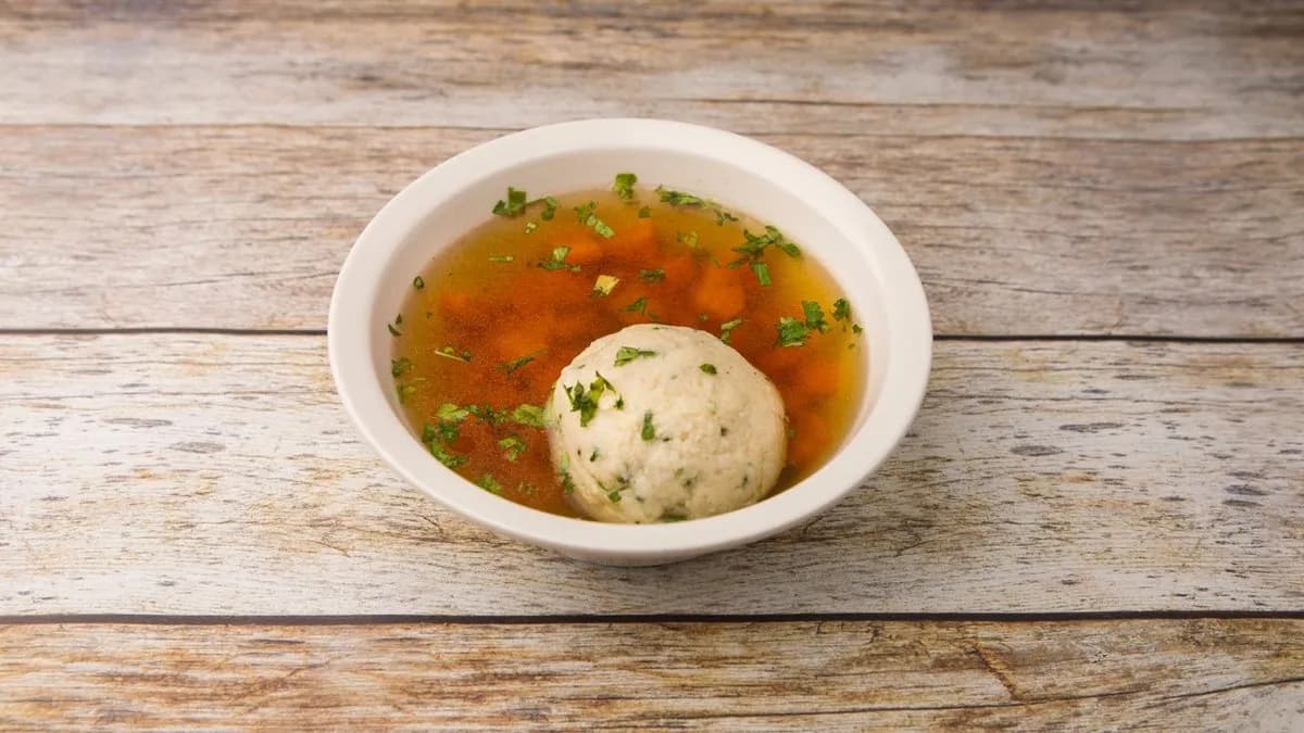 Húsleves macesz gombóccal