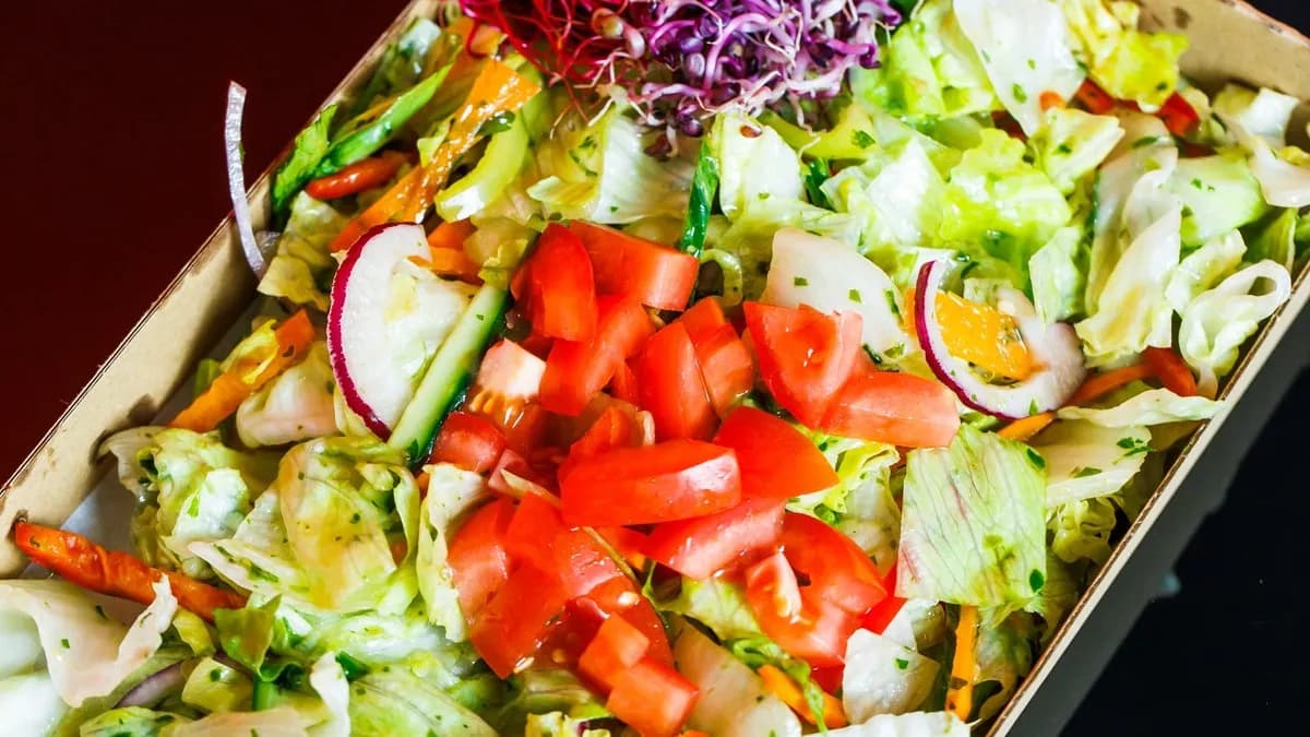 Nyári friss kevert saláta házi pestóval, bundázott csirkemell csíkokkal