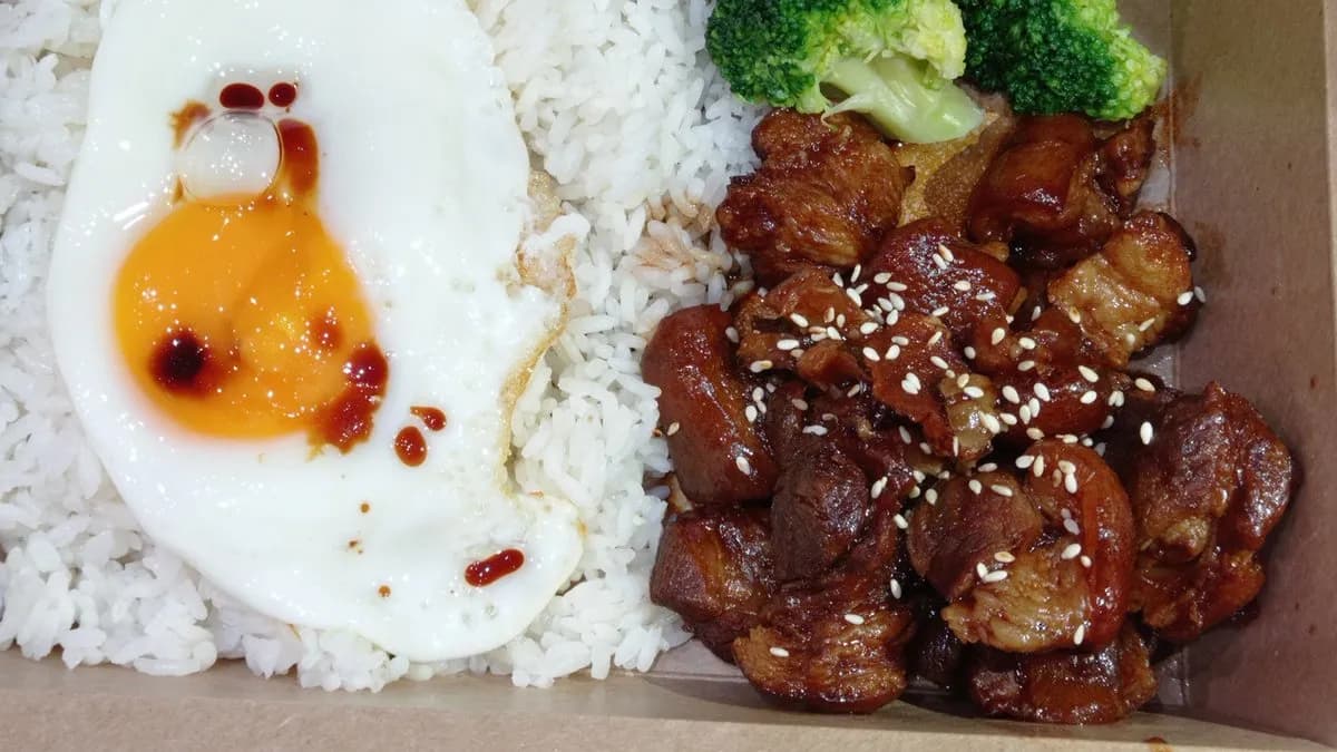 Vörös szószos Párolt sertés rizstálban 红烧肉盖浇饭