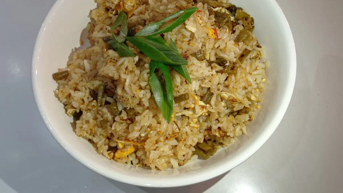 Píritott tojásos rizs kinai savanyúbabval 酸豆角炒饭