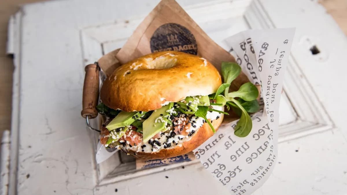 LAZAC & AVOKÁDÓ BAGEL