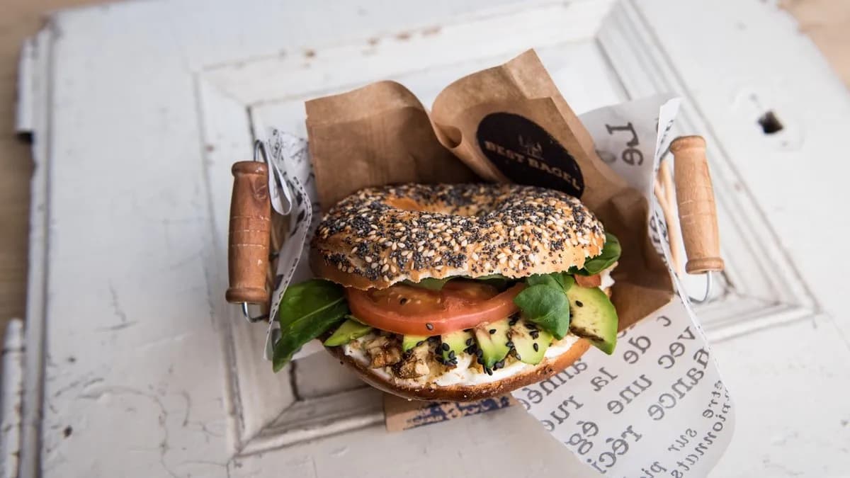 AVOKÁDÓ & SAJTKRÉM BAGEL