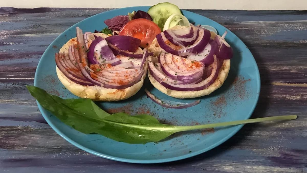 Zsíroskenyér lilahagymával