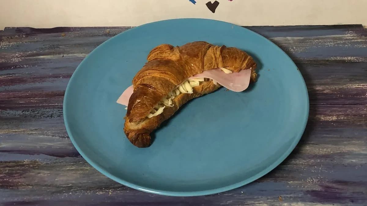 Sonkás-sajtos croissant