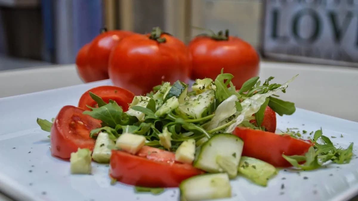 Keto2 - Saláta tonhallal, avokádóval és sajttal, olívaolajjal, magokkal KETO