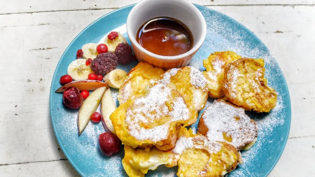 Édes bundáskenyér friss gyümölcsökkel és juharsziruppal