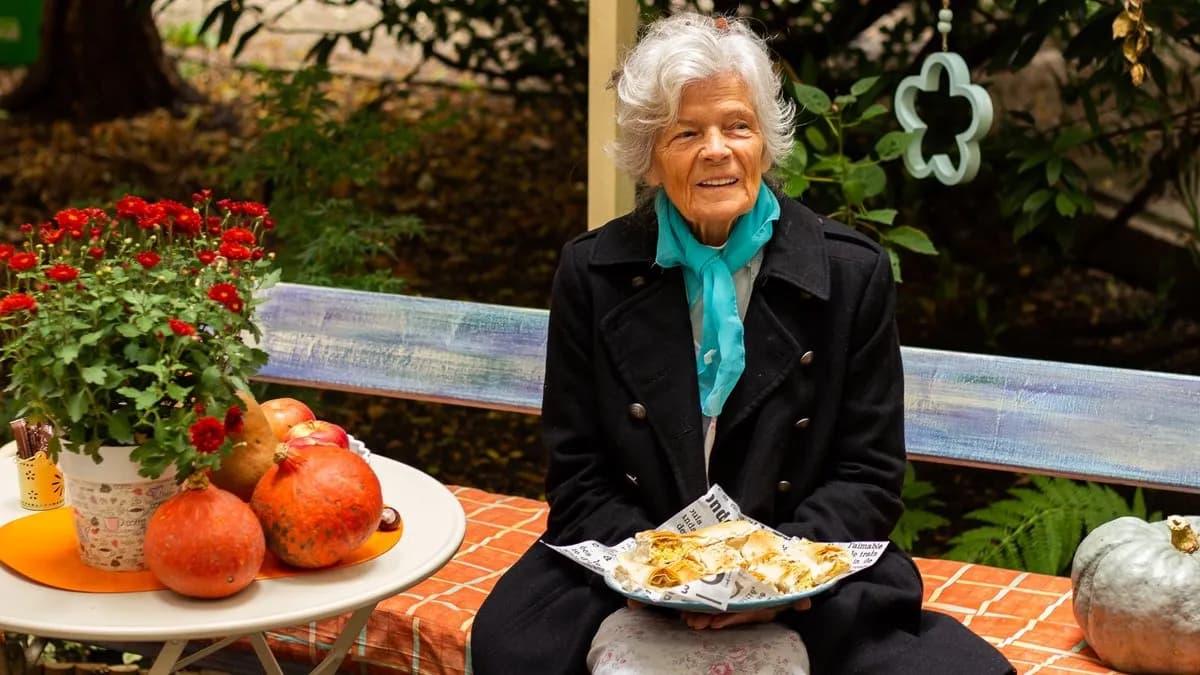 Anya reggeli menüje, ha fúj (piros smoothie és bundáskenyér+sajt)