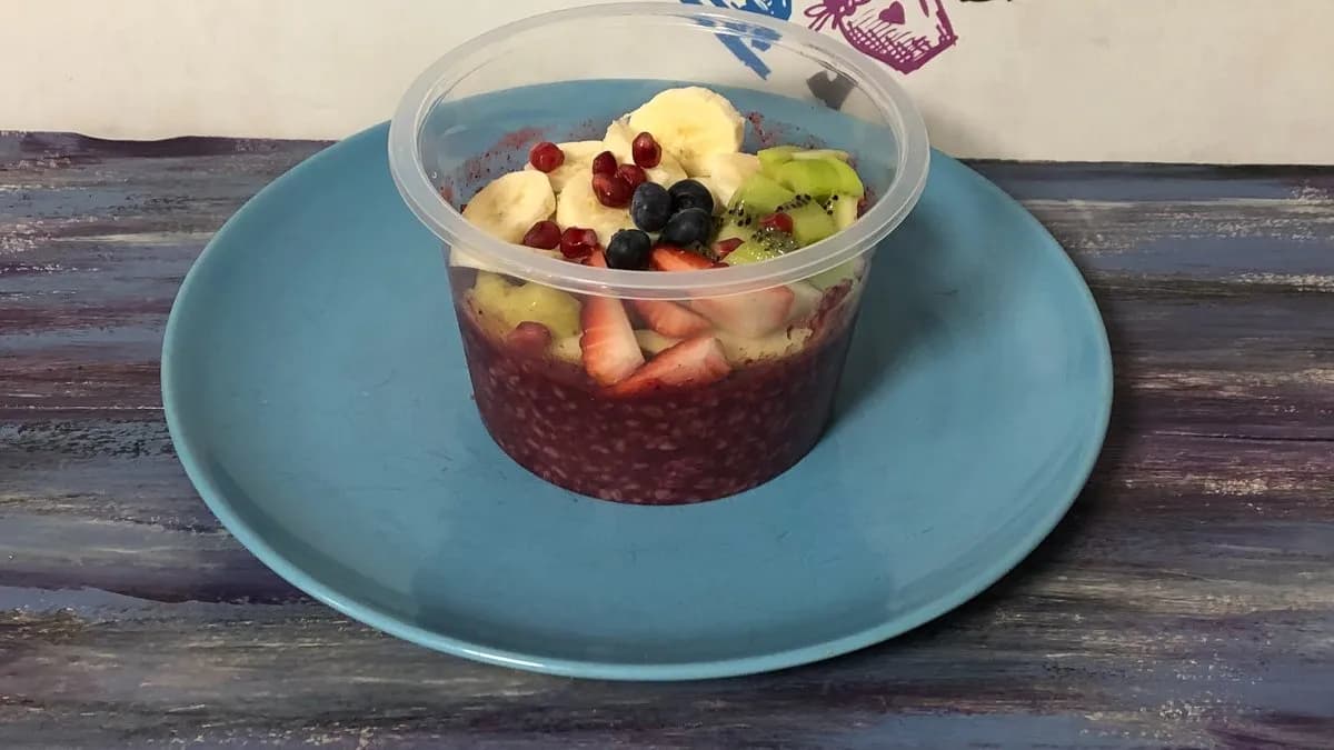 Piros tejberizs friss gyümölcsökkel