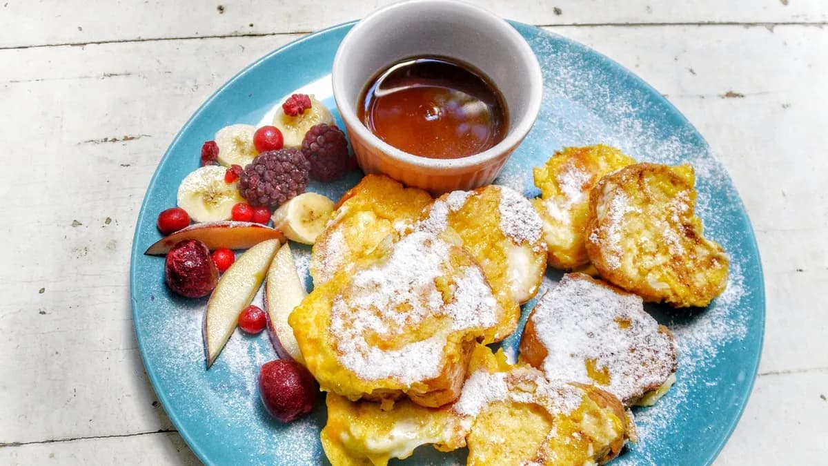 Amerikai édes bundáskenyér friss gyümölccsel