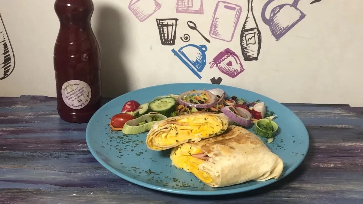 Franci mama menüje. Sajtos omlett tortillában és egy piros smoothie 3dl