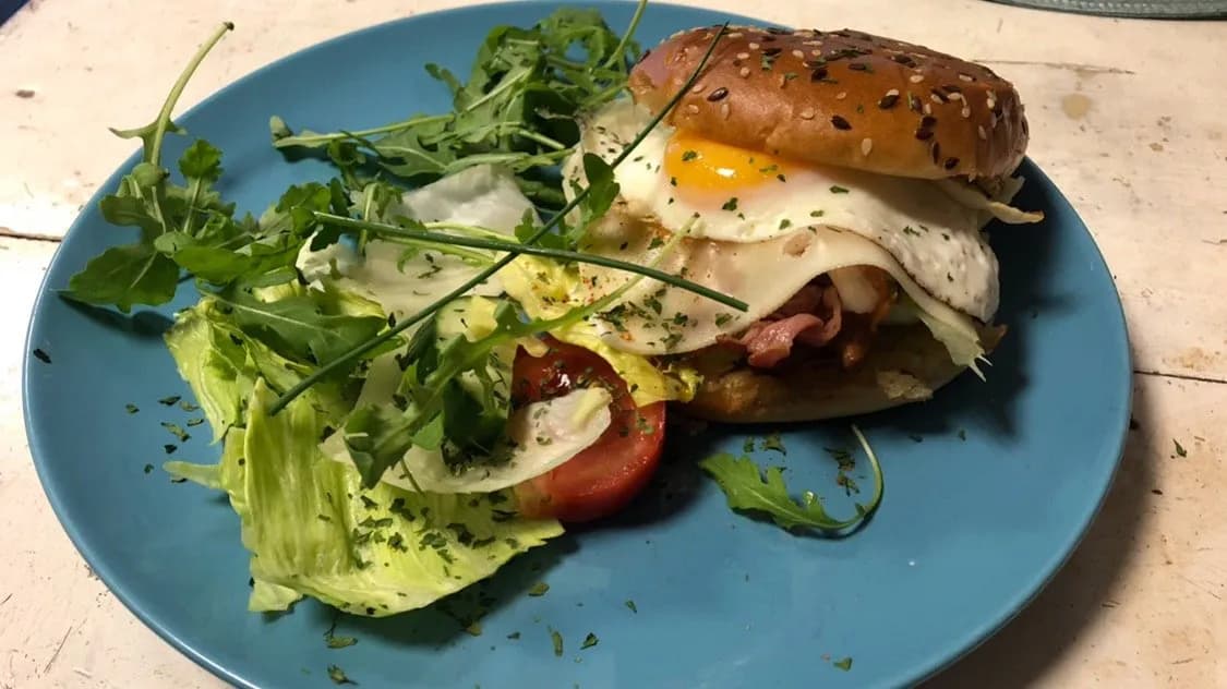 Menü 4. (napi leves+tojás burger bacönös)