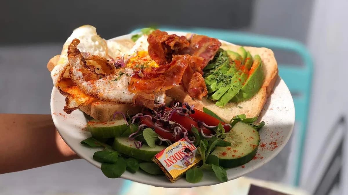 Avokádó, toast, 2 tükörtojás, saláta, vaj