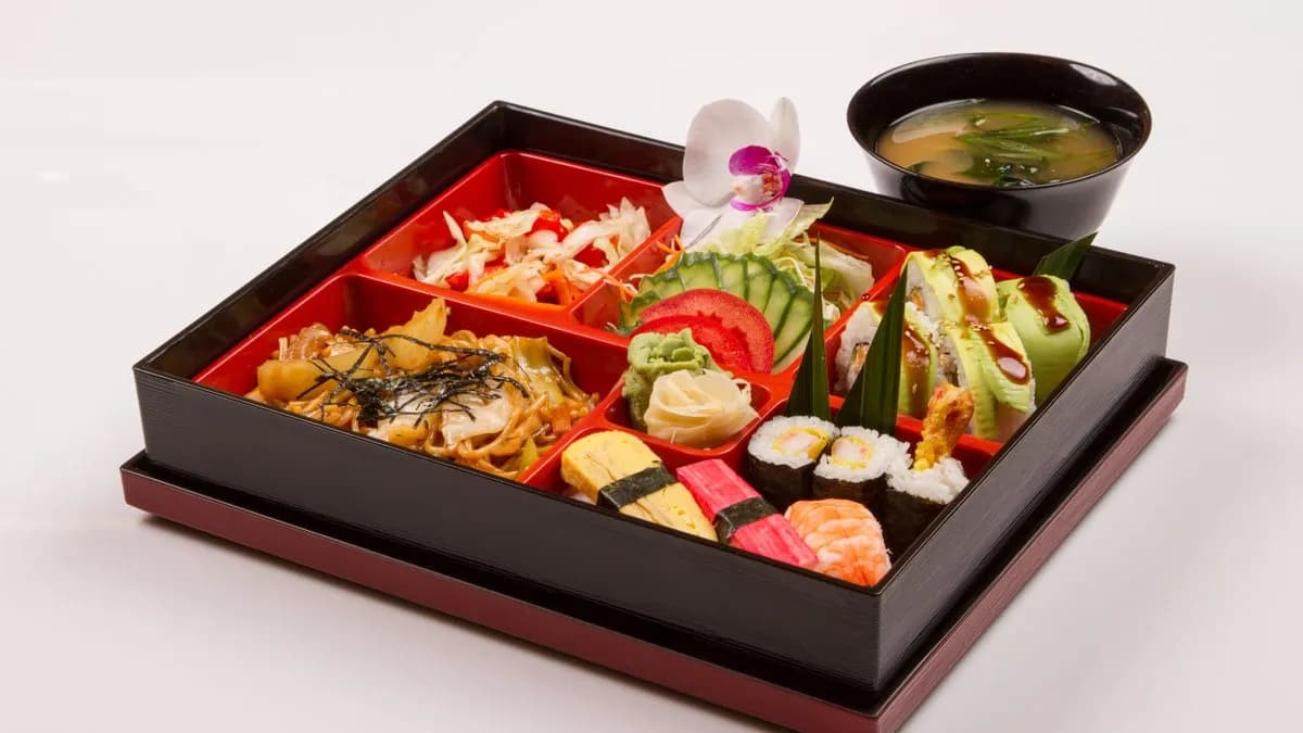 40. Sushi - soba bento