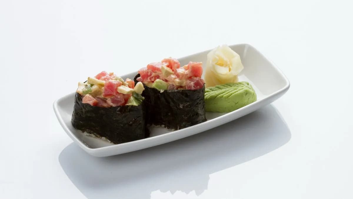 57. Fűszeres tonhal, szezámmag, avokádó, fűszeres majonéz algagyűrűben